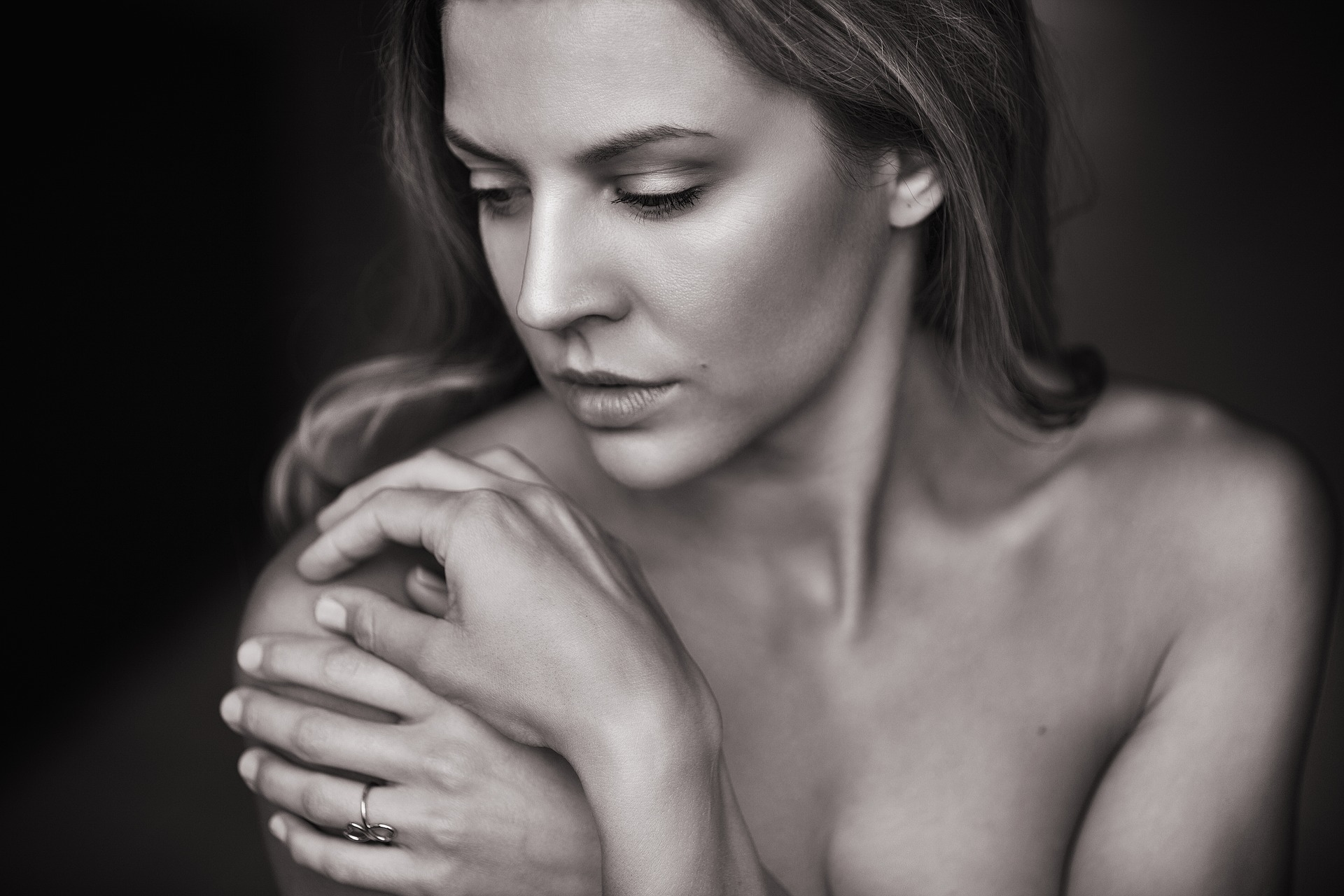 Mujer con rasgos naturales y armónicos