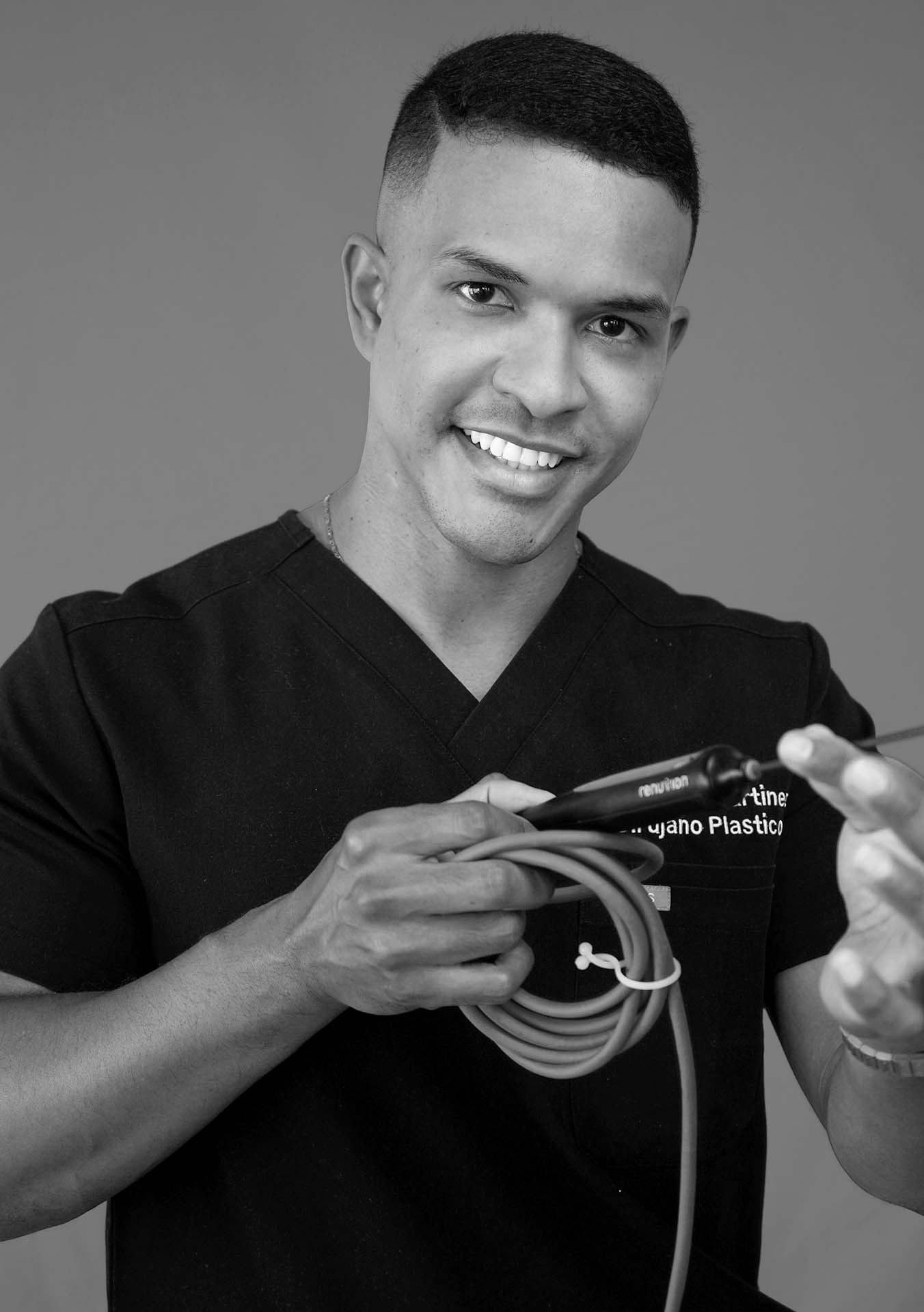 Dr. Héctor Martínez con el equipo Renuvion